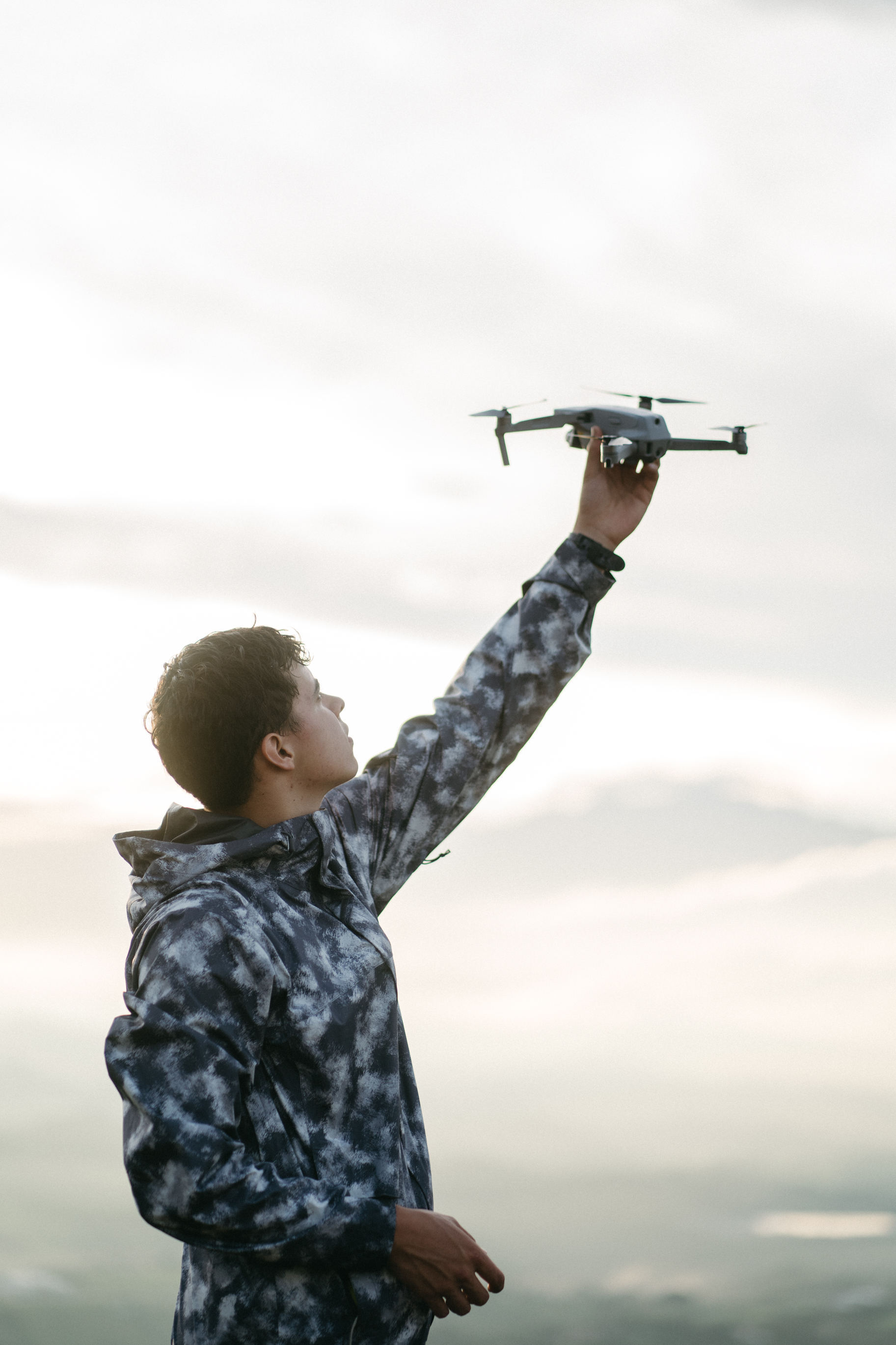 Juan Pablo Arrieta Arrieta con un dron en locación